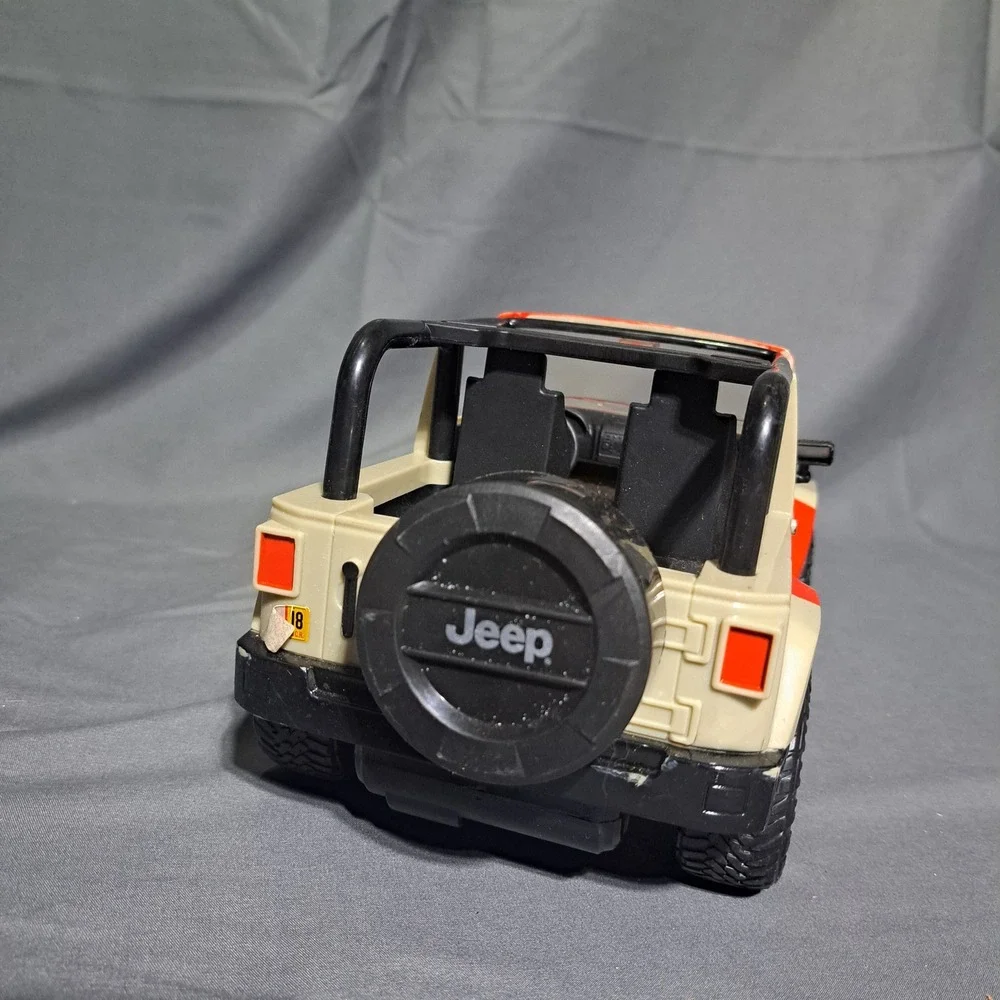 Matchbox Jurassic World‎ Park Legacy Collection JEEP WRANGLER 2017 W/ Winch JP18